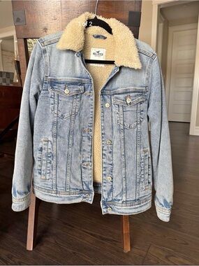 Women’s Hollister Light Blue Denim Jacket with Cream Sherpa Collar